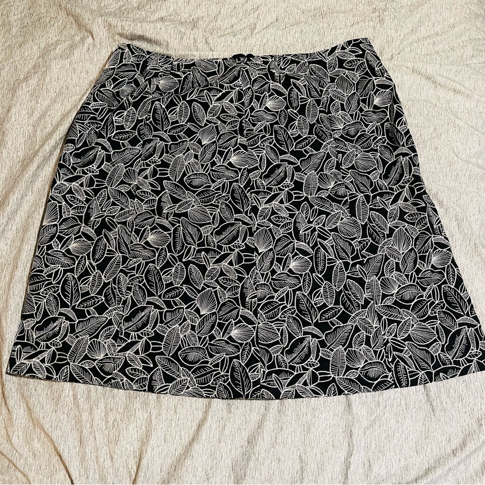 Talbots Black/White A-Line Knee-Length Skirt Floral Leaf Design -Women’s Size 16